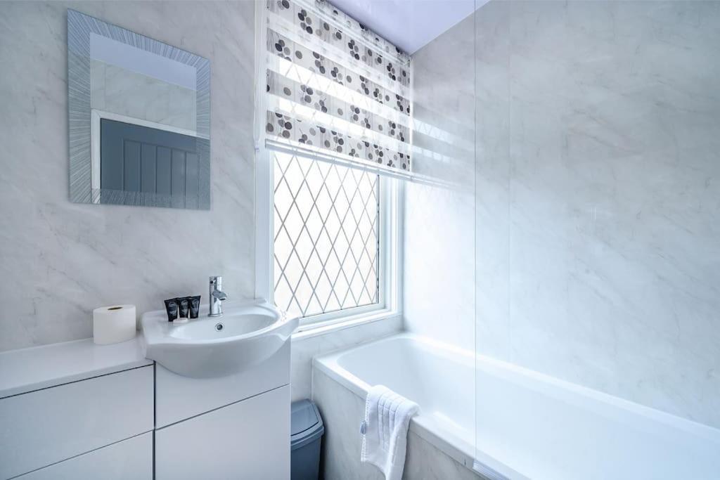 -16Pt- For Your Relaxed & Cosy Stay & Free Parking Leeds  Luaran gambar
