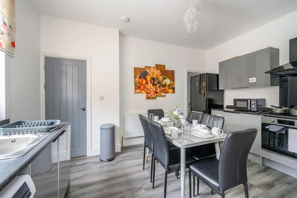 -16Pt- For Your Relaxed & Cosy Stay & Free Parking Leeds  Luaran gambar